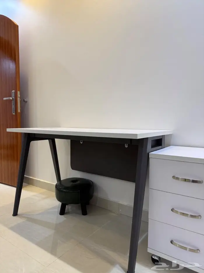 مكتب وكرسي للبيع 1