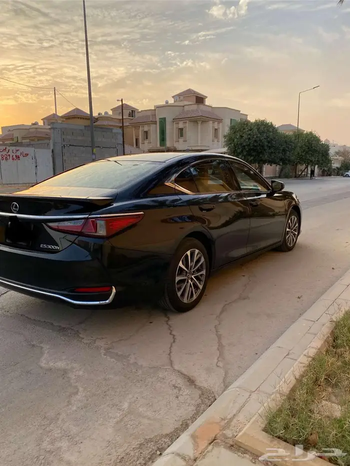 لكزس es300h هايبرد موديل 2023 اسود 3