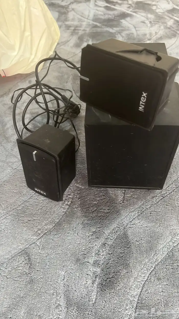 مكانس كهربائية و سماعات و سجاد للبيع 6