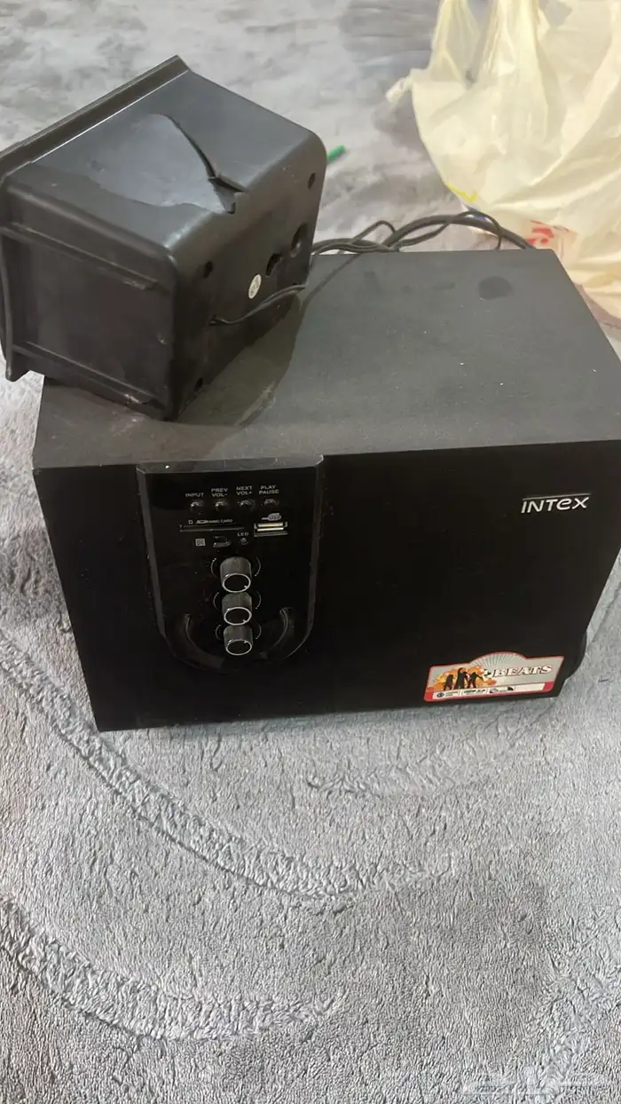 مكانس كهربائية و سماعات و سجاد للبيع 5