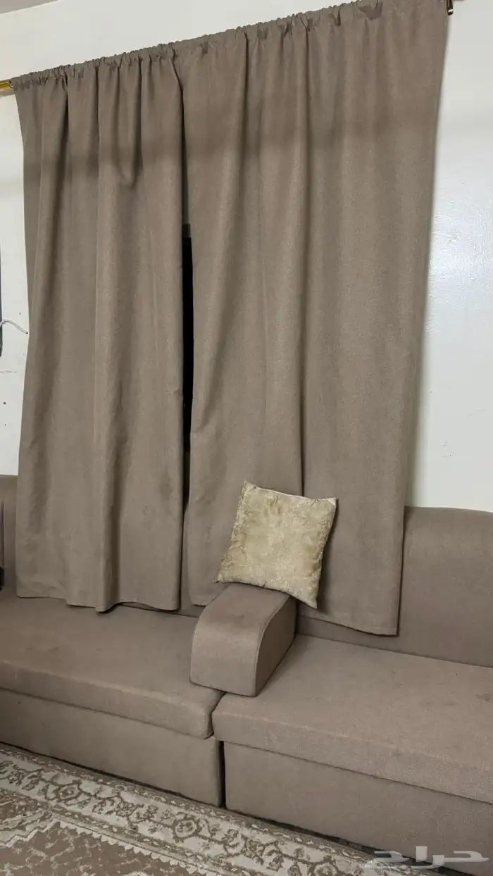 كنب مجلس متصل طوله ثلاثه ونص ب خمسه امتار مع ستارتين وسجاده 1