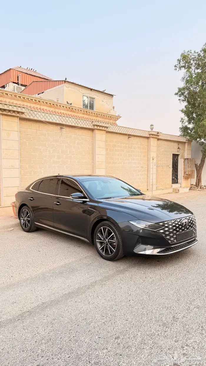 هيونداي ازيرا 2022 ( بنزين) v4 فل كامل بحالة الوكالة 2