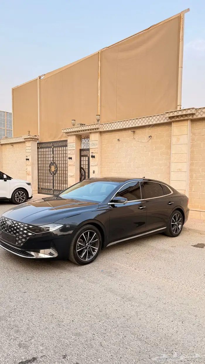 هيونداي ازيرا 2022 ( بنزين) v4 فل كامل بحالة الوكالة 1