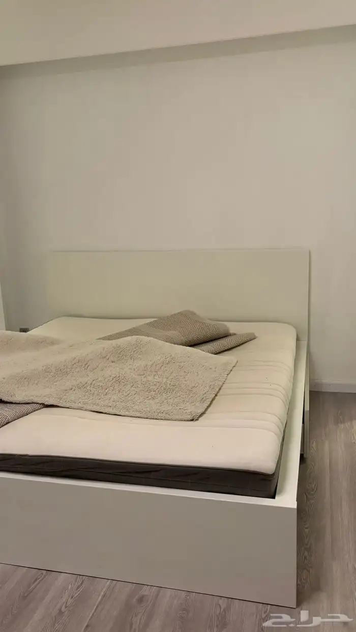 سرير ابيض مترين في متر و180 0