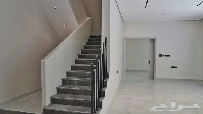 للبيع تاون هاوس علوي دورين   موقع مميز بعرض حصري 3