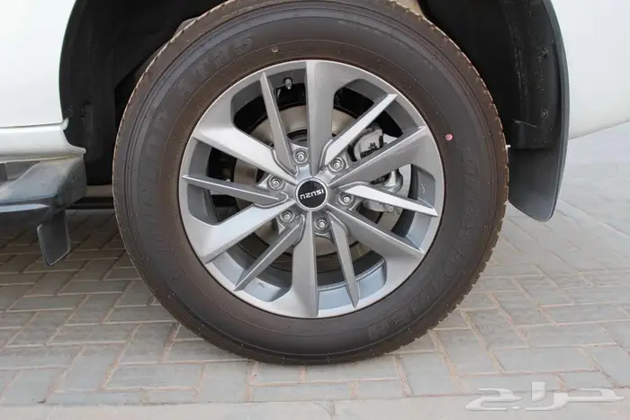 ايسوزو ام يو اكس 2025 12