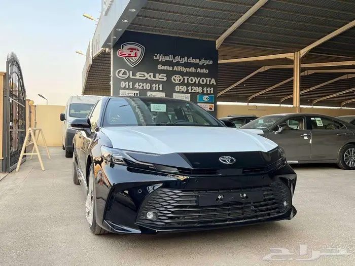 تويوتا كامري LE هايبرد 2025 فتحة بانوراما 1