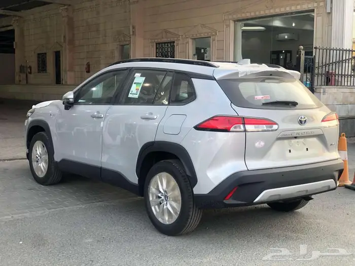 تويوتا كرولا كروس XLE هايبرد 2025 فضي بأقل سعر 5