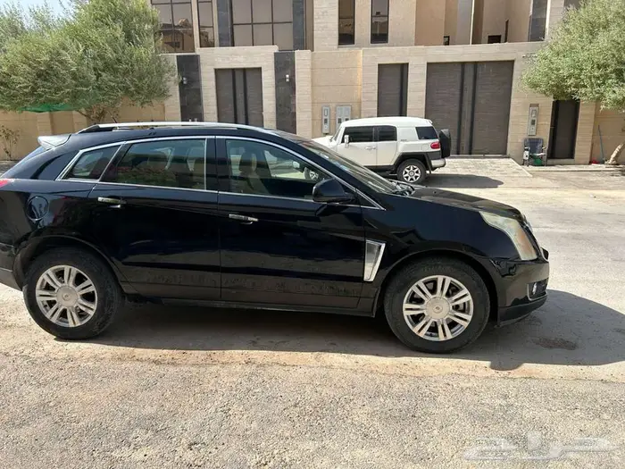 كاد يلاك جيب srx 2015 بحالة ممتازة 4