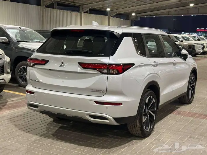 عرض نهاية العام ميتسوبيشي اوتلاندر نص فل موديل 2025 1