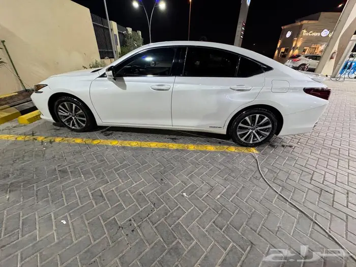 للبيع لكزس ES هايبرد موديل 2021 لون لؤلؤي 8