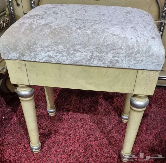 كرسي صغير ومقعد كبير فاخر مناسب لغرف النوم او المعيشة 1