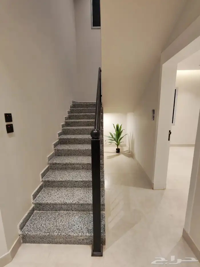 للبيع شقه دور ثاني مع سطح داخلي خاص 11