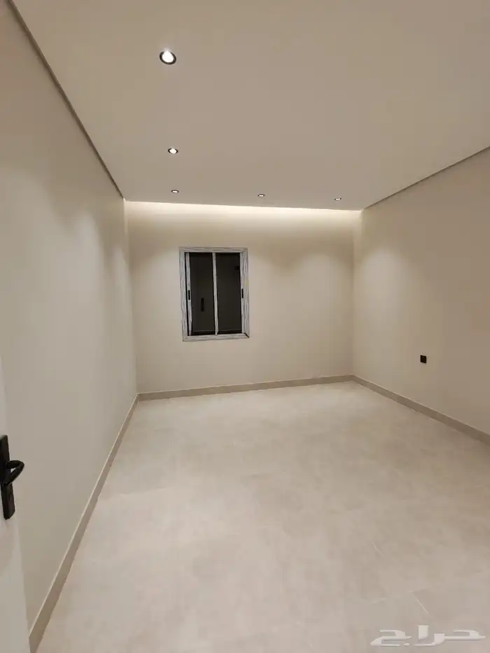 للبيع شقه دور ثاني مع سطح داخلي خاص 2
