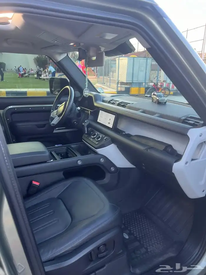 لاند روفر ديفندر HSE 110 موديل 2020 ممشى قليل والمالك الأول 18