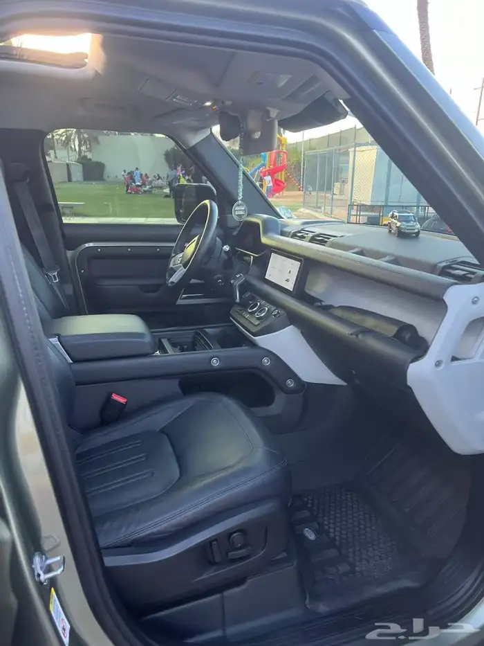 لاند روفر ديفندر HSE 110 موديل 2020 ممشى قليل والمالك الأول 19