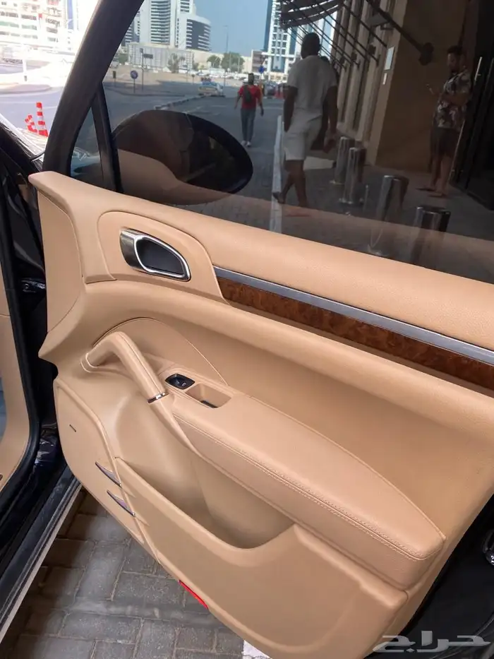 بورش كايين 2012 اسود لوحات دبي 6