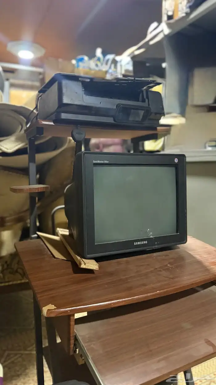 الجهاز ما يشتغل الي يبيه قطع يكلمني. الطاوله معه 2