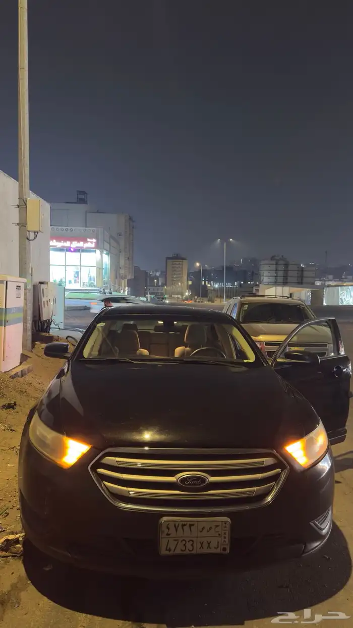 للبيع فورد تورس 2014 لون اسود 4
