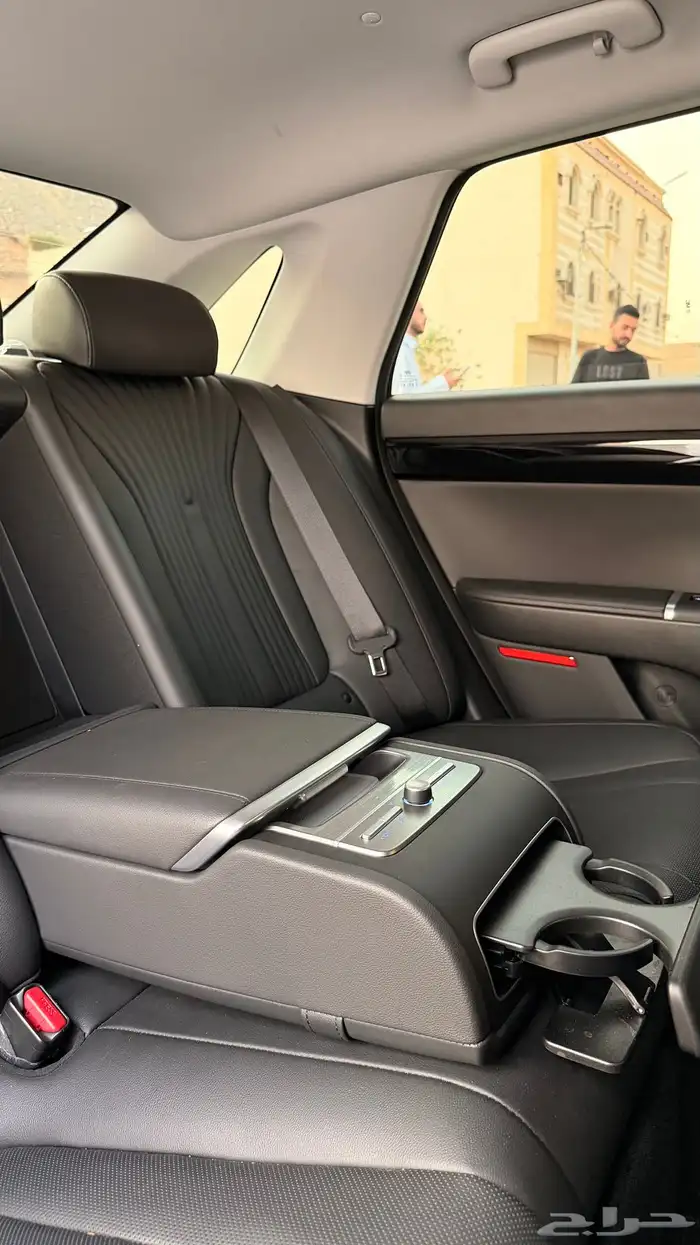 ازيرا 2023 ( بنزين 6V ) فل كامل بحالة الوكالة 26