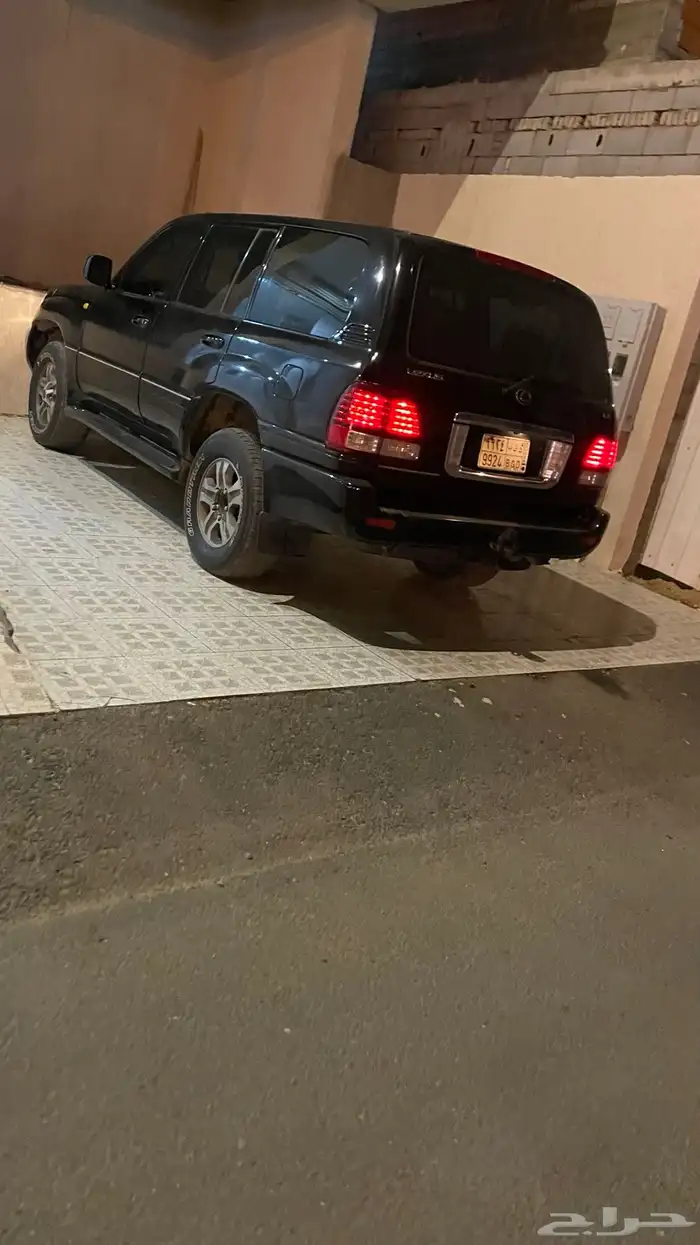 جيب لكزس نضيف وعليه موجز وذكر الله . 5