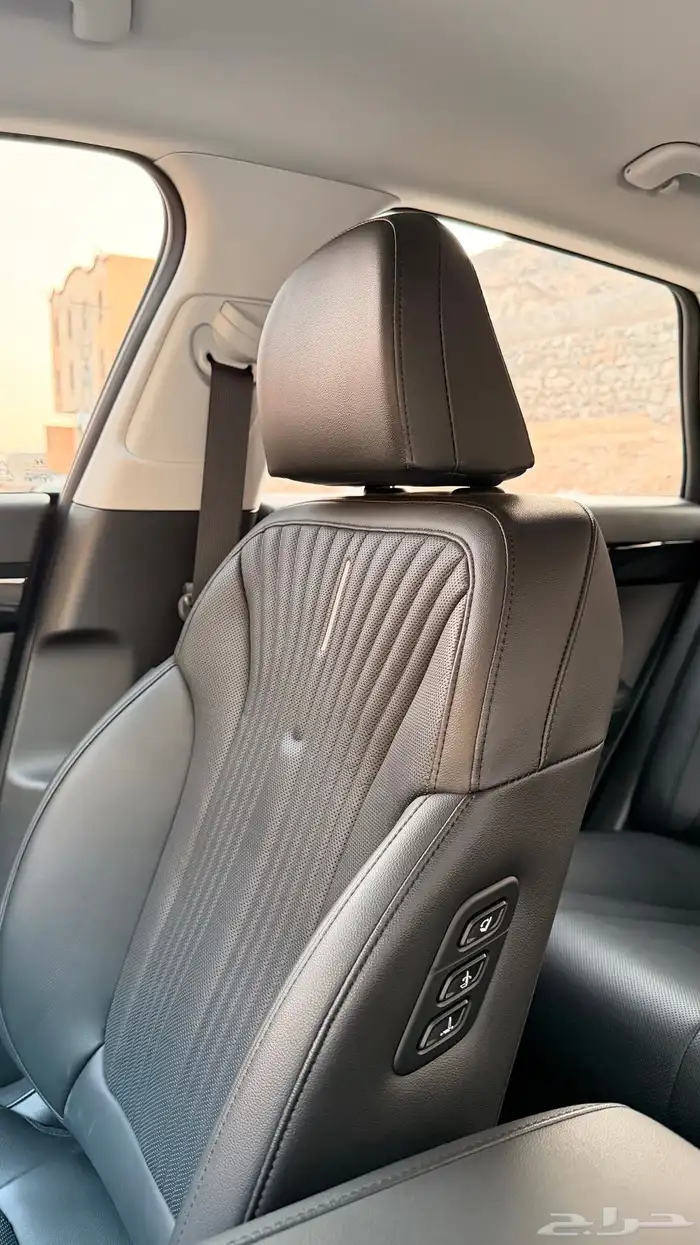 ازيرا 2023 ( بنزين 6V ) فل كامل بحالة الوكالة 24