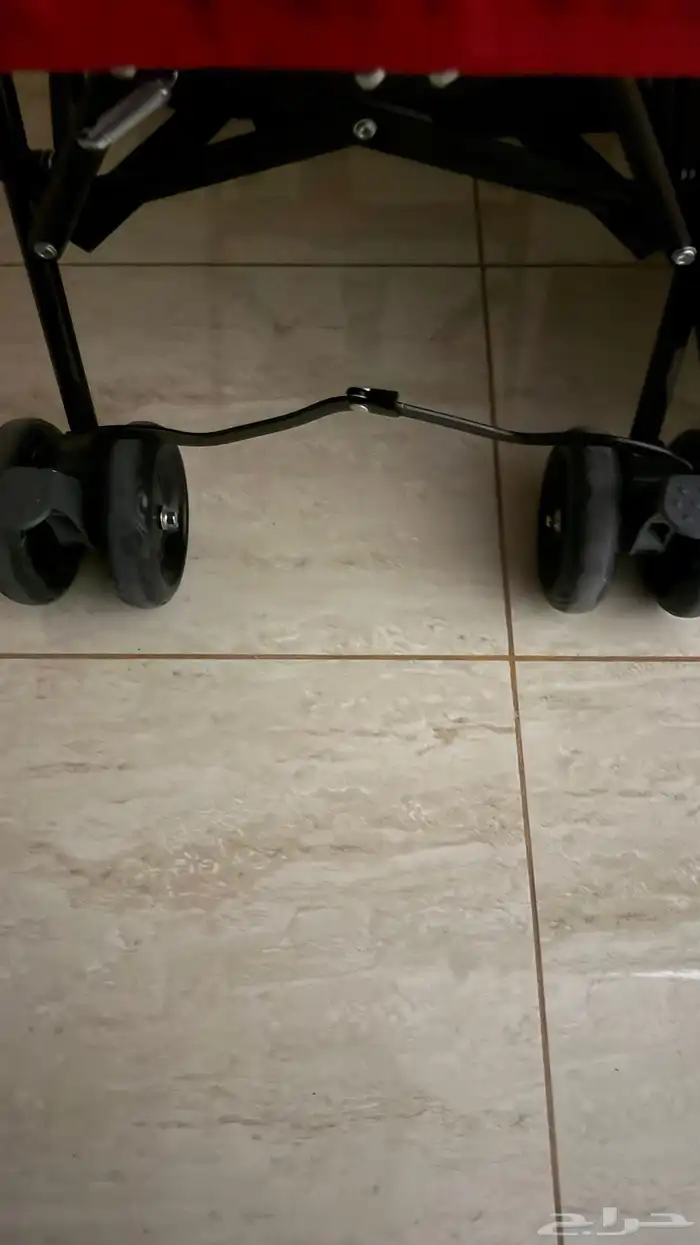 كرسي سيارة اطفال و عربية و طاولة تليفزيون 2