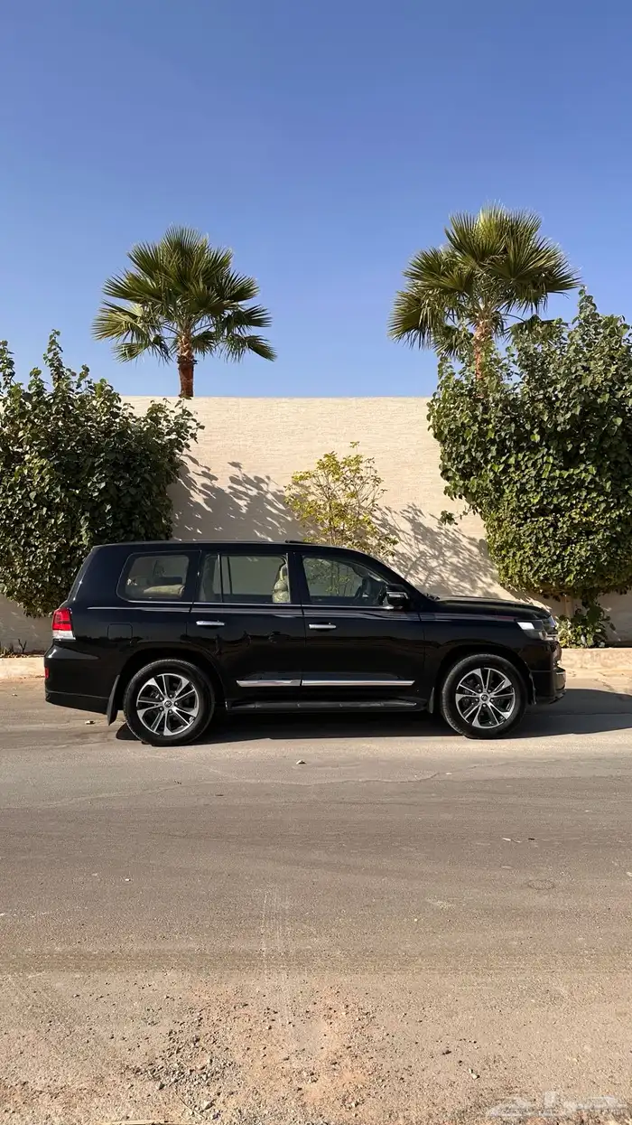 لاندكروزر GXR فل كامل تورنق 2020 4