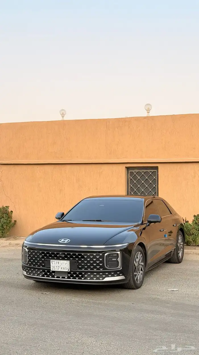 ازيرا 2023 ( بنزين 6V ) فل كامل بحالة الوكالة 1