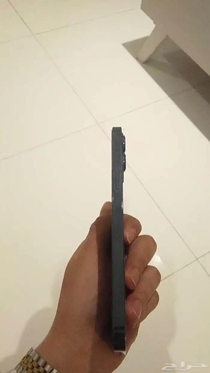 ايفون 12برو ماكس وكاله مانفك فيه كسر بسيط ف الخلفيه 2