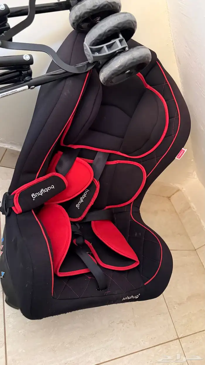 كرسي سيارة اطفال و عربية و طاولة تليفزيون 0