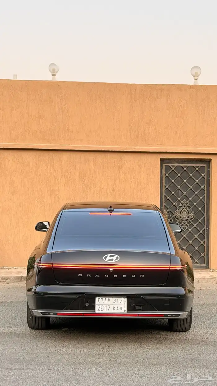 ازيرا 2023 ( بنزين 6V ) فل كامل بحالة الوكالة 5