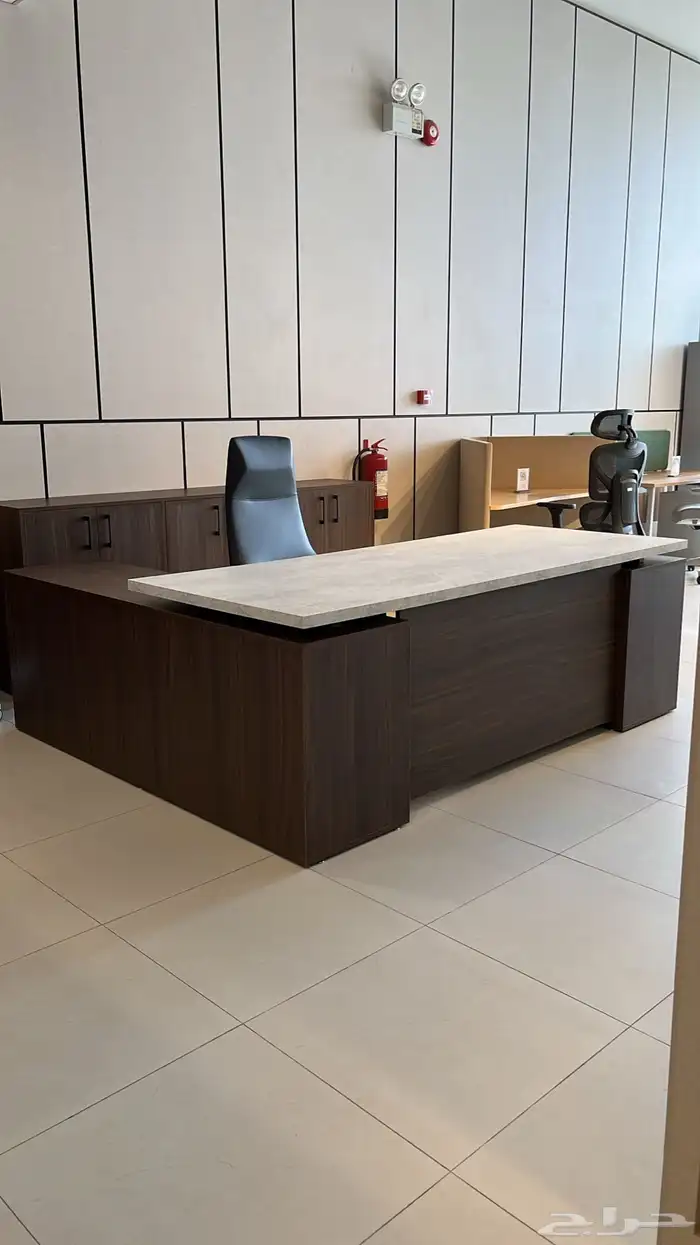 مكتب إداري فاخر   تصميم مودرن راق  مناسب للشركات الناشئة 1