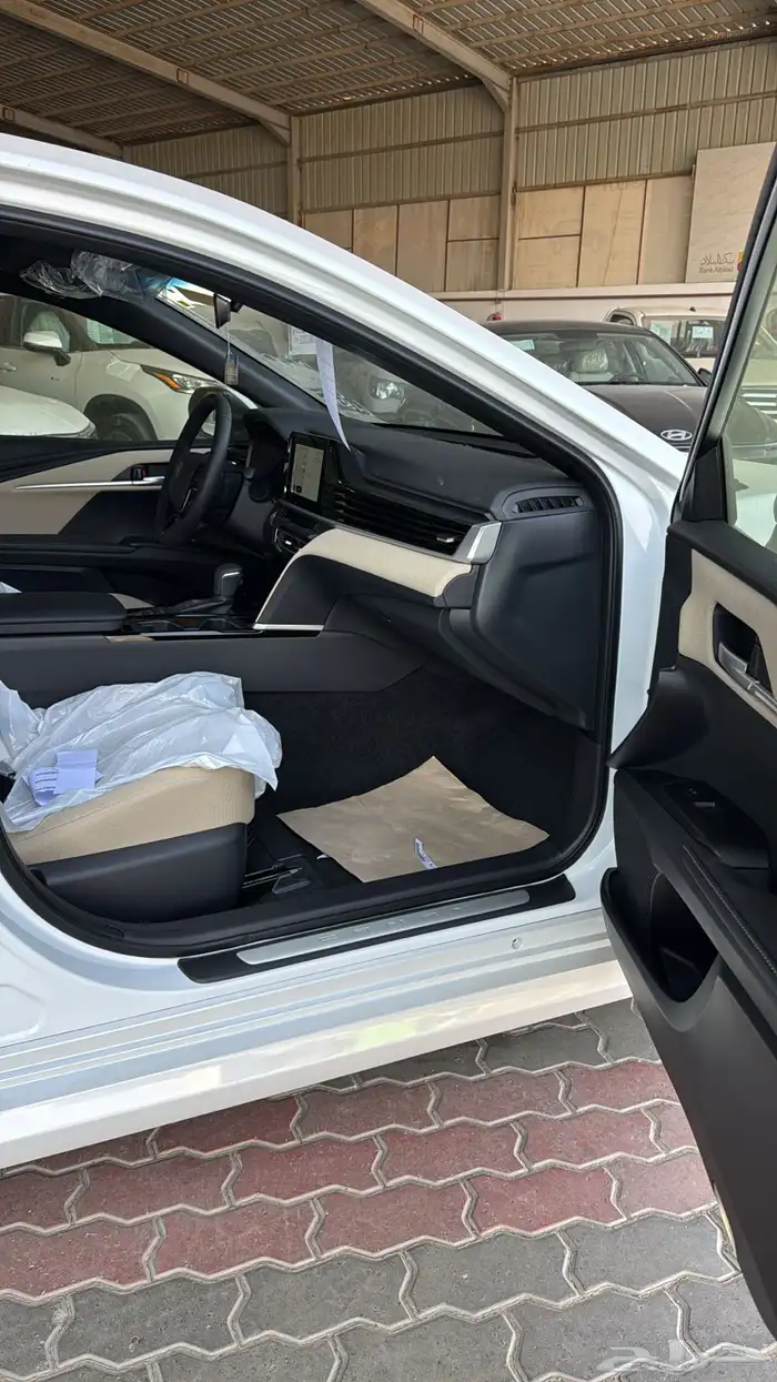 تويوتا كامري LE هايبرد 2025 8