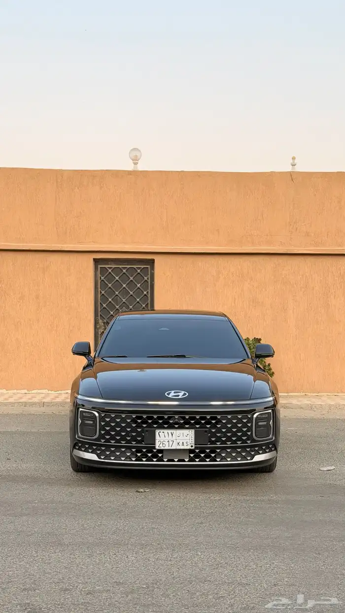 ازيرا 2023 ( بنزين 6V ) فل كامل بحالة الوكالة 2