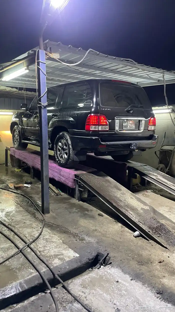 جيب لكزس نضيف وعليه موجز وذكر الله . 13