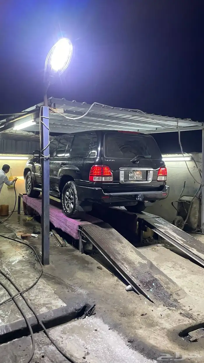 جيب لكزس نضيف وعليه موجز وذكر الله . 12