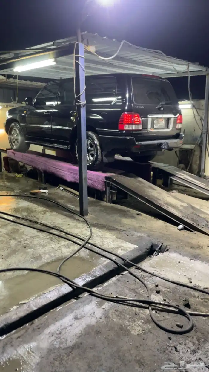 جيب لكزس نضيف وعليه موجز وذكر الله . 11