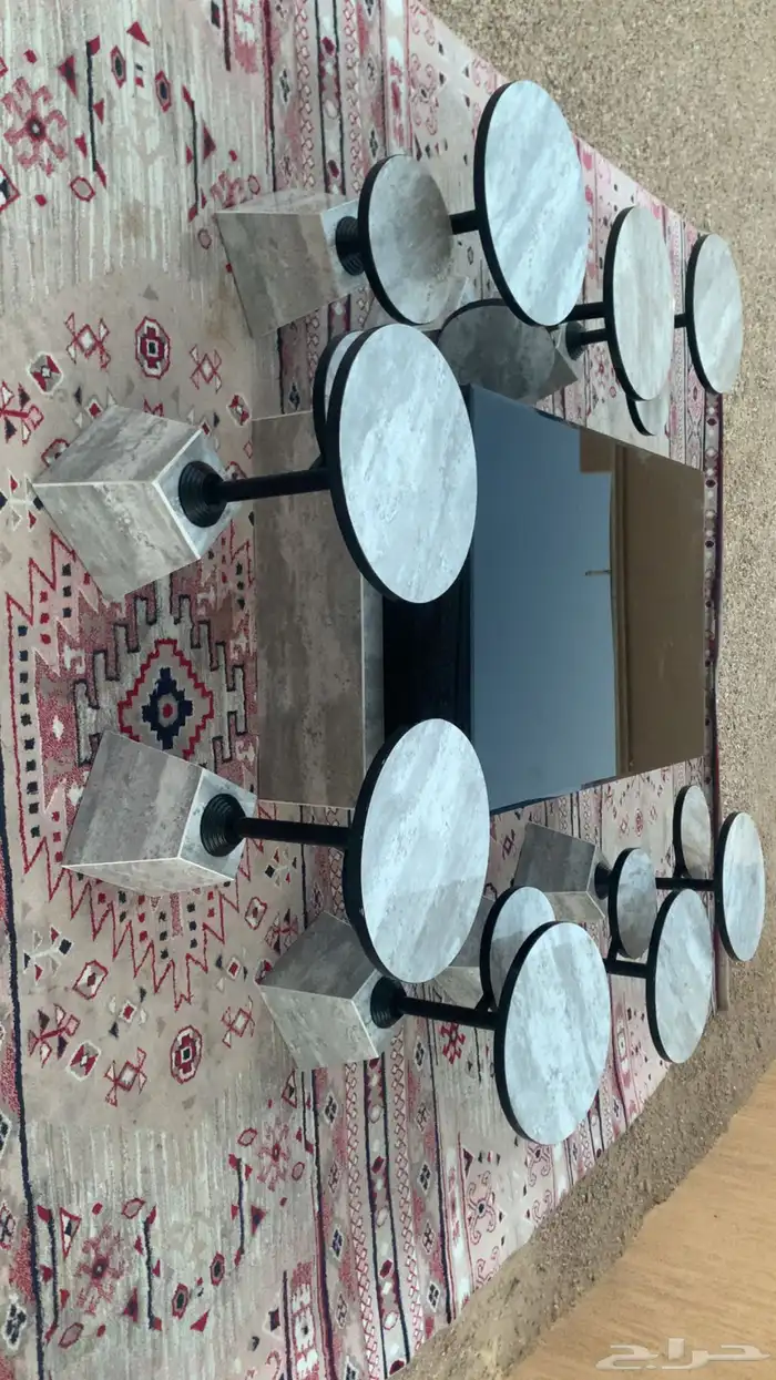 طاولة ضيافة رخامية مع طاولات خدمة 0