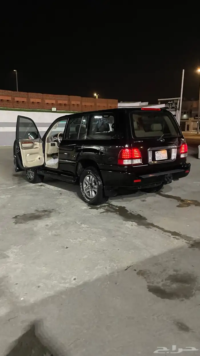 جيب لكزس نضيف وعليه موجز وذكر الله . 2