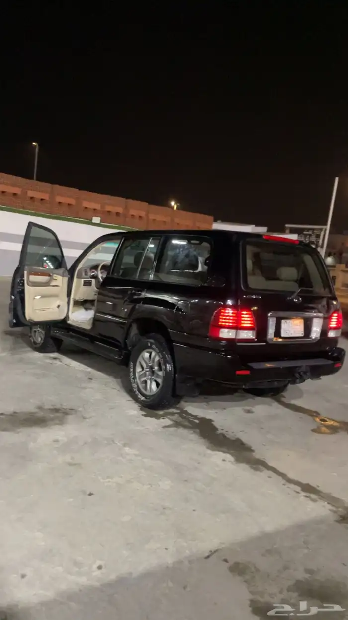 جيب لكزس نضيف وعليه موجز وذكر الله . 3