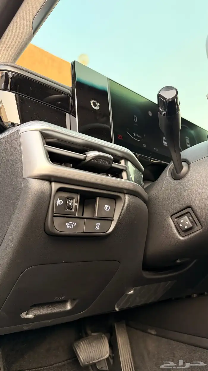 ازيرا 2023 ( بنزين 6V ) فل كامل بحالة الوكالة 12