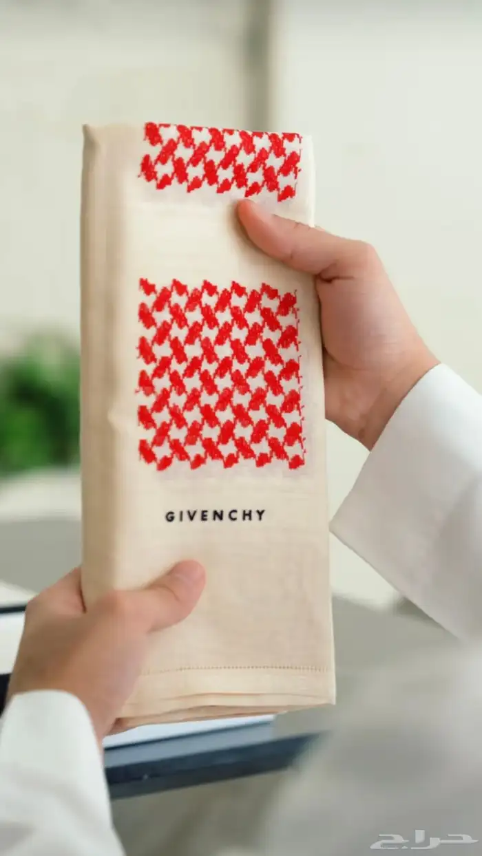 شماغ جيفنشي احمر بيج شتوي صناعه إنجليزيه 0