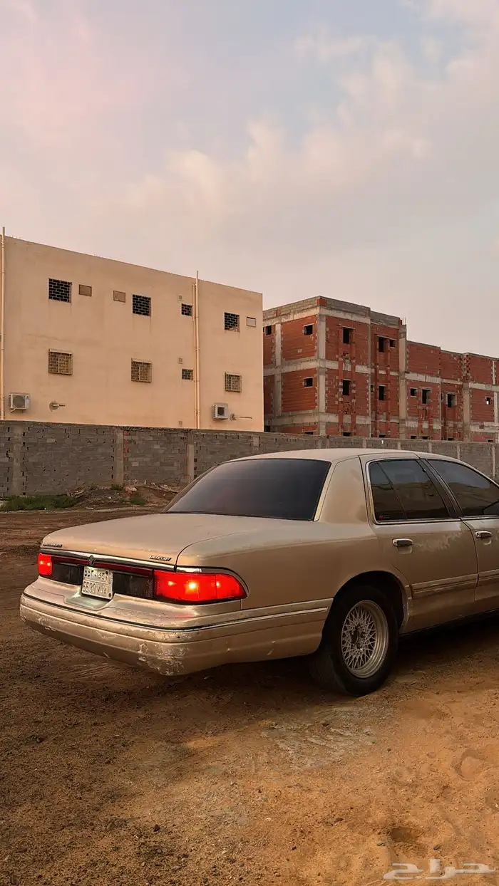 فورد ماركيز للبيع قطع غيار او الموتر كامل موديل 97 2