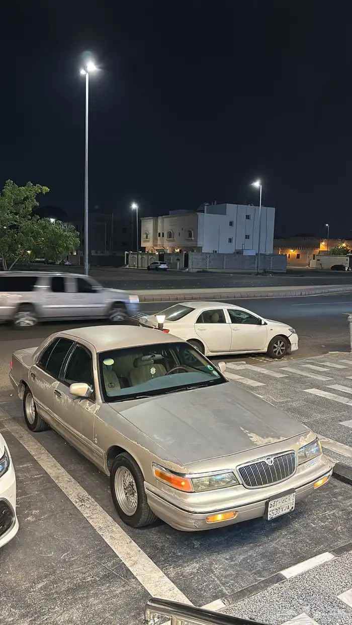 فورد ماركيز للبيع قطع غيار او الموتر كامل موديل 97 3