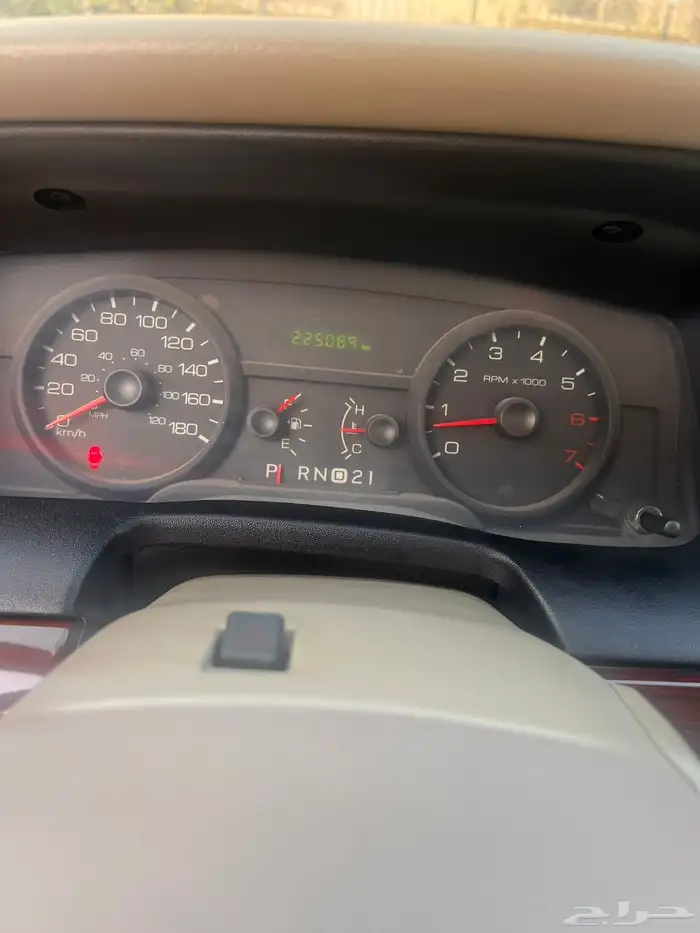 فورد كراون فكتوريا مخزن 2011 8