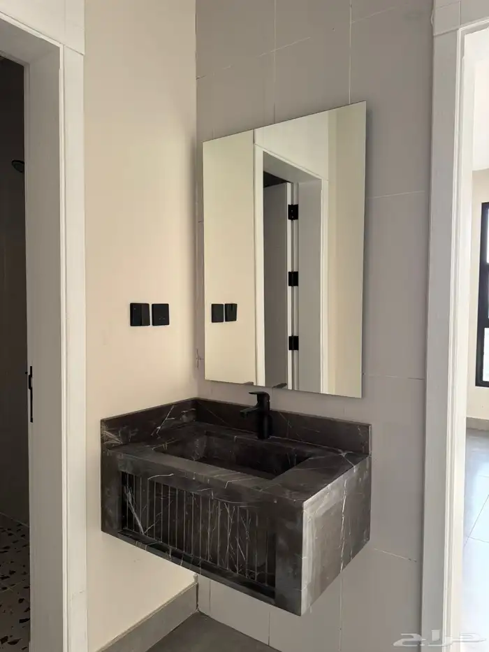 فيلا دورين وملحق للبيع حي الخمرة 18