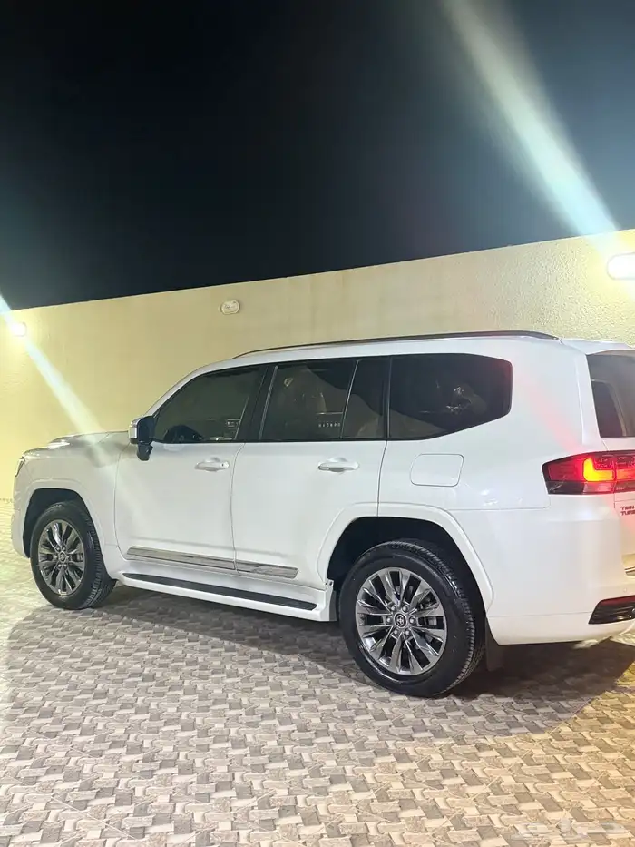 لاند كروزر 2023 L5 4