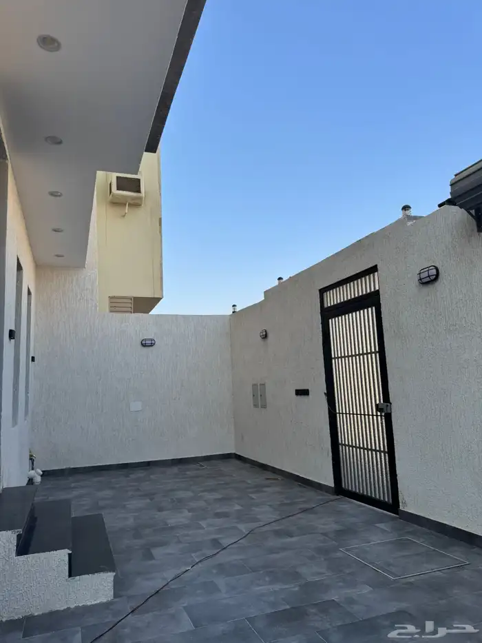 فيلا دورين وملحق للبيع حي الخمرة 3