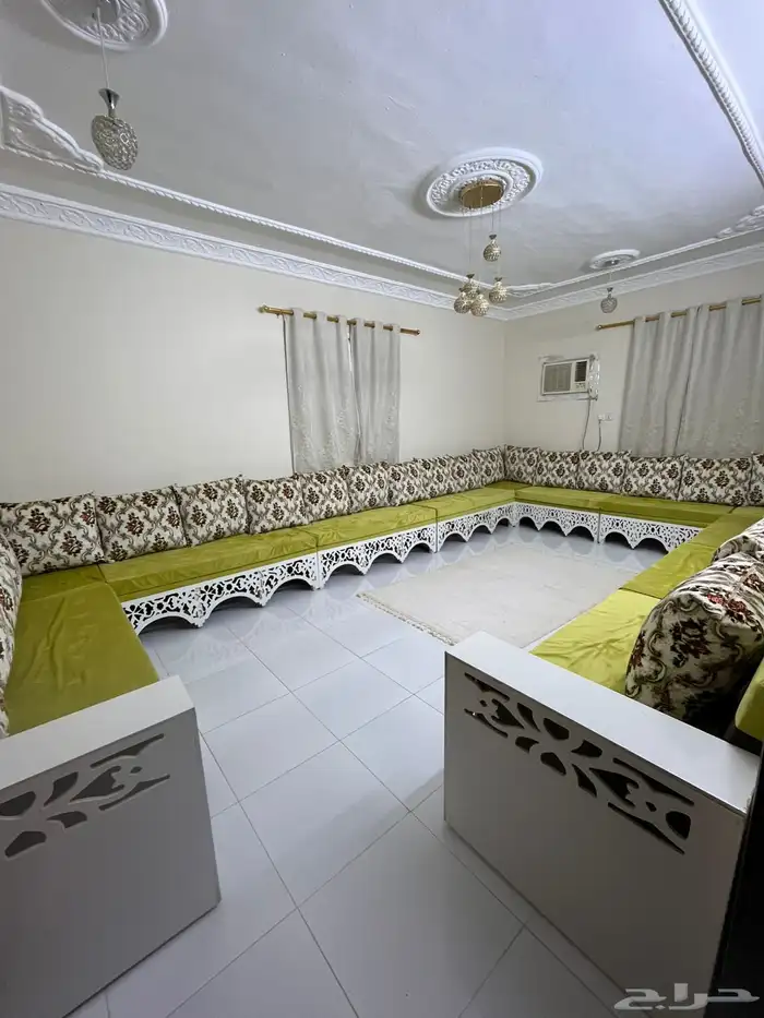 مجلس للبيع مع المراتب نظيف 2